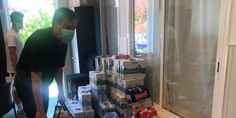 Jóvenes de Santa Genoveva Torres Morales de Majadahonda distribuyen la ayuda de la  Operación Kilo COVID-19