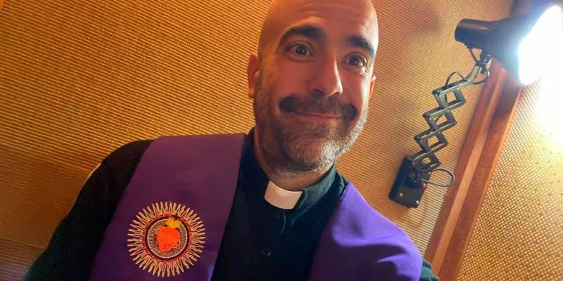 &Aacute;ngel Amigo, el cura del Grand Prix: &laquo;Dije que s&iacute; para acercarme m&aacute;s a la gente&raquo;