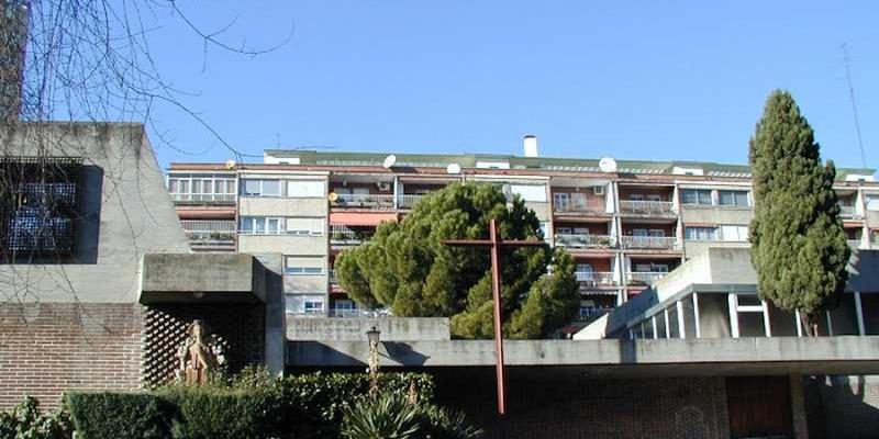 Alfonso Lozano administra el sacramento de la Confirmaci&oacute;n en Nuestra Se&ntilde;ora Reina del Cielo