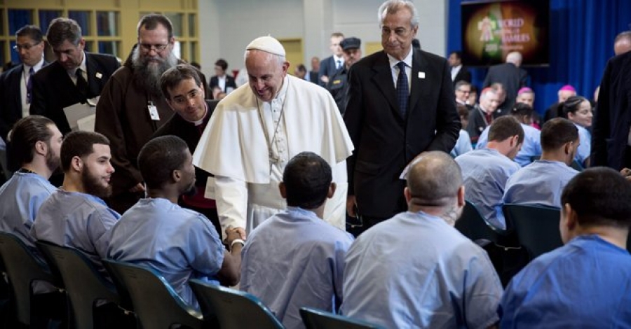 El Papa abrazó a los presos de un penal de Filadelfia