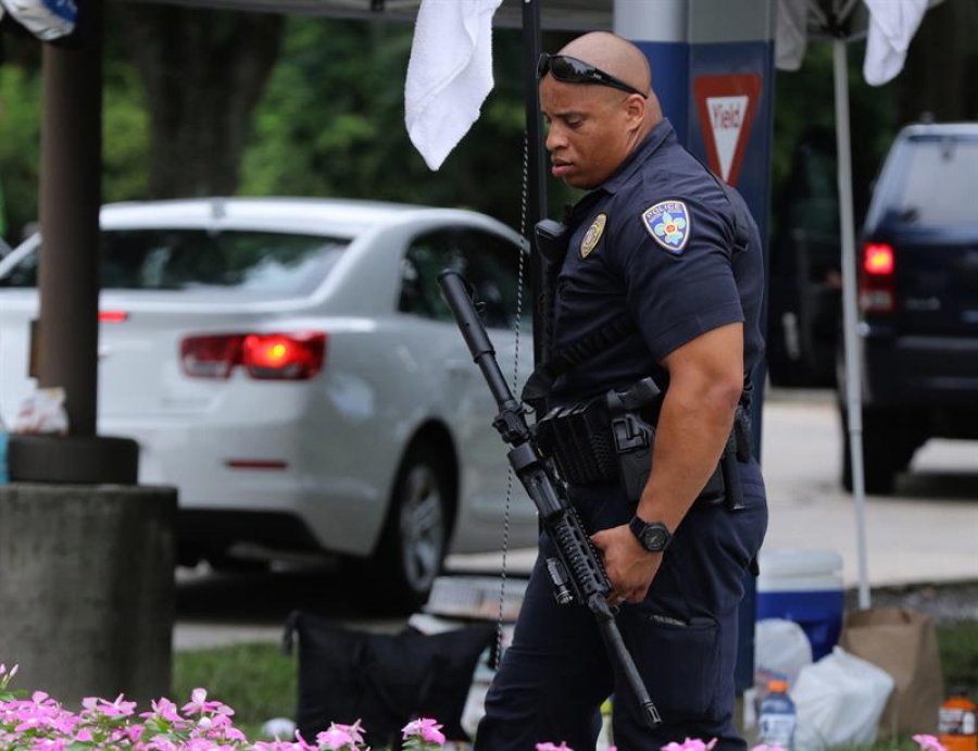 Obispo de Baton Rouge consuela a familias de polic&iacute;as asesinados