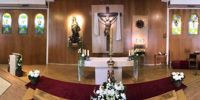 El vicario episcopal de la III administra el sacramento de la Confirmaci&oacute;n en Nuestra Se&ntilde;ora de los Ap&oacute;stoles