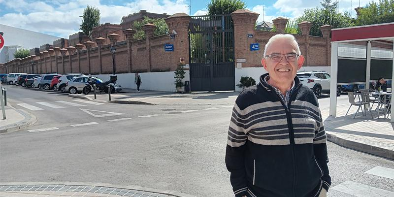 Ángel Igualada, capellán del centro de tercer grado Victoria Kent: «Me he sentido pobre con los pobres»