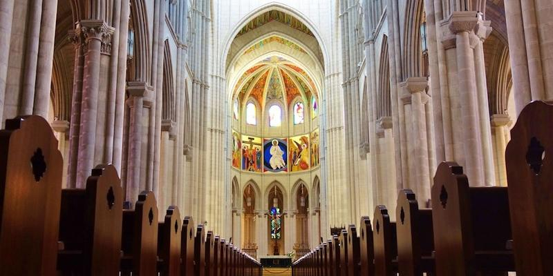 Telemadrid inaugura en la catedral de Santa María la Real de la Almudena la retransmisión de la Misa dominical