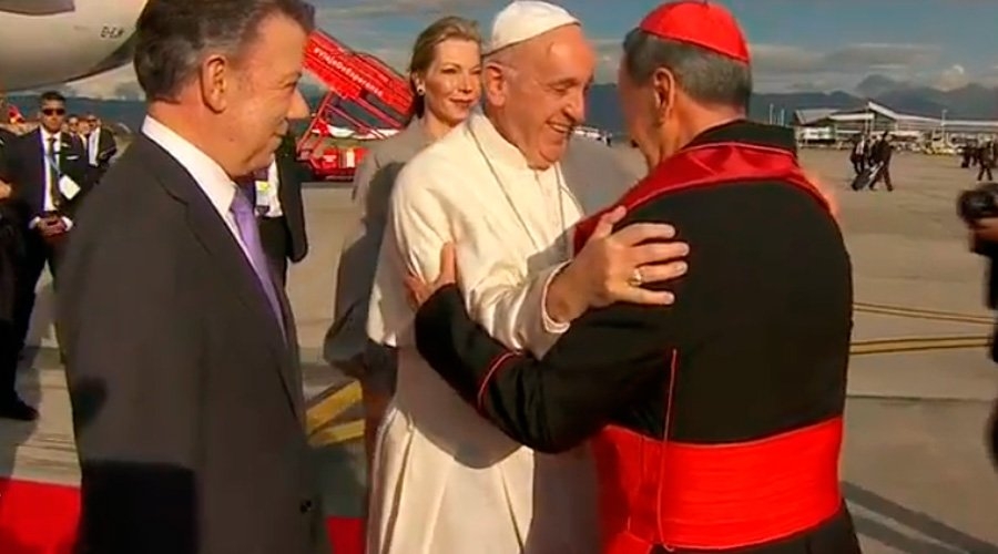 Francisco llega a Colombia y lo reciben a ritmo de cumbia