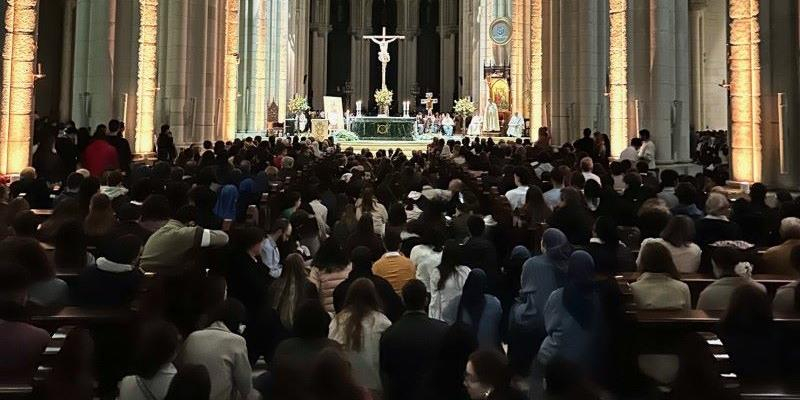El cardenal Cobo, a los jóvenes en la vigilia de la Almudena: «Id a los pies de la cruz. María nos ayudará porque allí reconocemos que el amor es real, que perdemos el miedo y que Dios nos enseña su rostro»