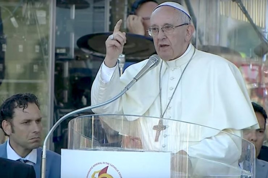 El Santo Padre en la vigilia de Pentecost&eacute;s: &laquo;Estamos como en un cen&aacute;culo a cielo abierto&raquo;