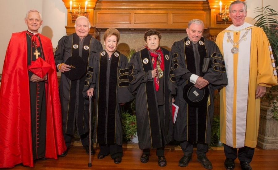 Kiko Arg&uuml;ello y Carmen Hern&aacute;ndez reciben el doctorado honoris causa por la Catholic University of America