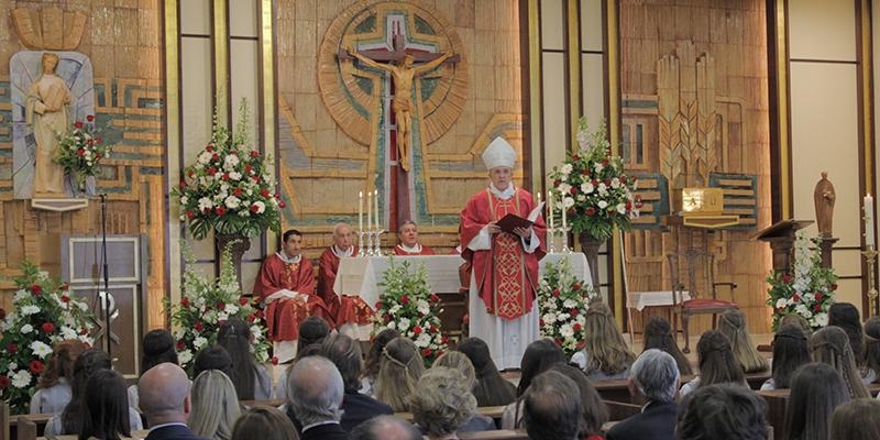 El cardenal Osoro imparte el sacramento de la Confirmación en el Mater Salvatoris