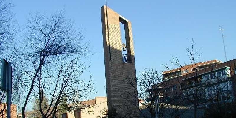 Monseñor Martínez Camino bendice la renovada capilla del Santísimo en San Bonifacio