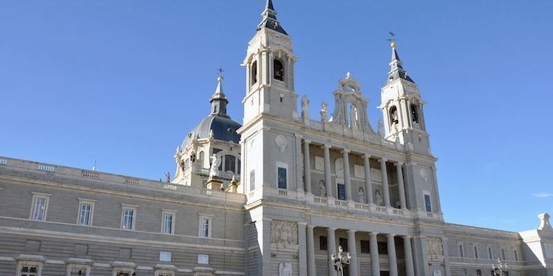 El cardenal Osoro preside en la catedral de la Almudena una Misa funeral por los obispos difuntos