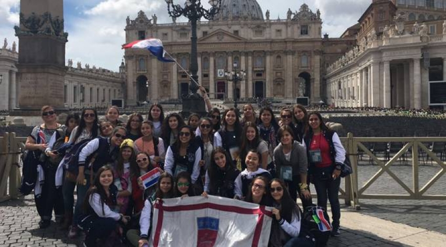M&aacute;s de 30 quincea&ntilde;eras cambian viaje a Disneyworld por ver al Papa Francisco