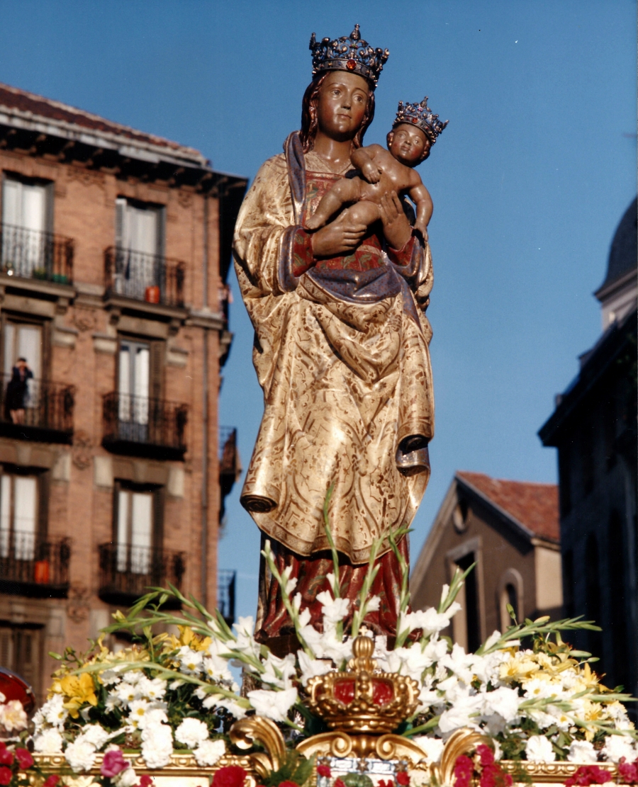 La imagen peregrina de la Virgen de la Almudena visita Buitrago de Lozoya