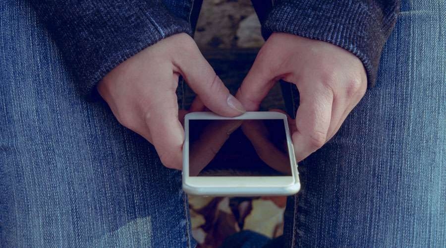 Regular uso del móvil y redes sociales de los hijos, alienta obispo a padres de familia