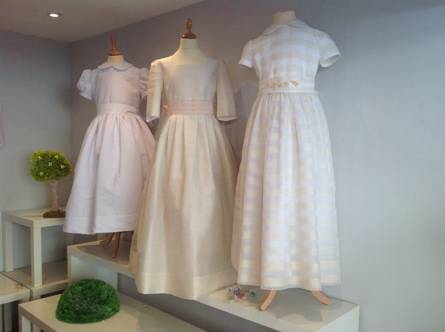 La tienda de C&aacute;ritas presenta una colecci&oacute;n de vestidos de Comuni&oacute;n