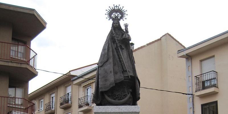 Los fieles de El Escorial recorren las calles de la localidad todos los sábados de mayo rezando el rosario de la aurora