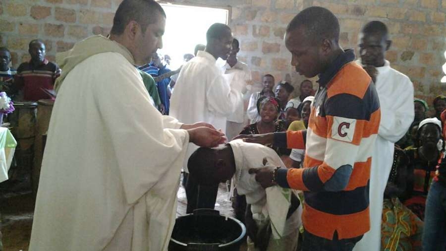 La intensa vida de un sacerdote misionero en el país más pobre del mundo