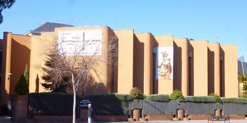 Rufino Garc&iacute;a Ant&oacute;n visita la bolsa de trabajo para emigrantes de Nuestra Se&ntilde;ora del Sagrado Coraz&oacute;n