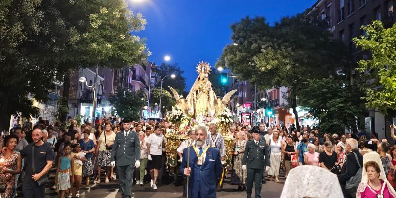 María del Carmen López Pezuela, presidenta de la Hermandad de Nuestra Señora la Virgen del Carmen: «Es la vecina más antigua y querida de Puente de Vallecas»