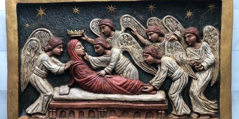 San Manuel González instala una imagen de la Dormición de la Virgen María en su Columbario