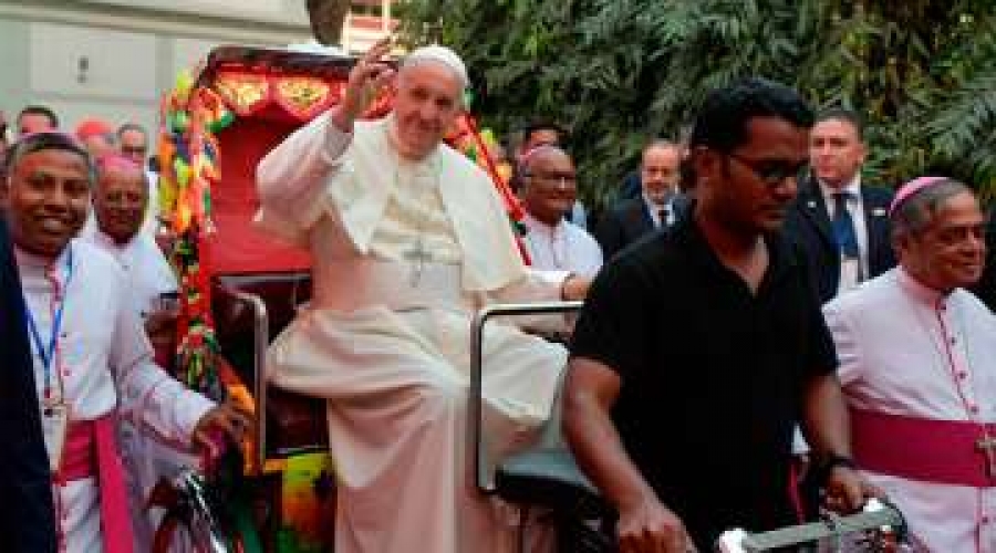 Este es el inusual «papamóvil» que usó Francisco en su visita a Bangladesh