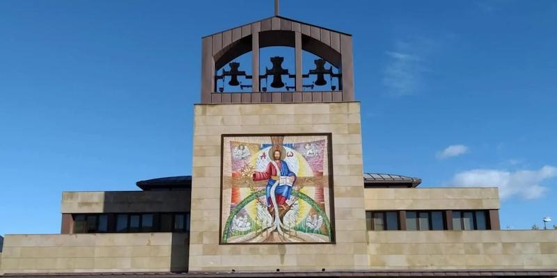 Monse&ntilde;or Mart&iacute;nez Camino administra el sacramento de la Confirmaci&oacute;n en San Lucas Evangelista de Villanueva del Pardillo