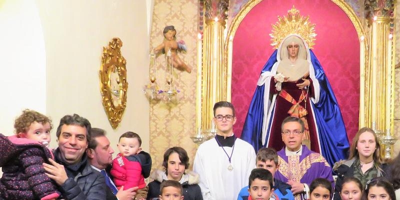 Los ni&ntilde;os de la hermandad del Gran Poder y Esperanza Macarena celebran en la colegiata su Misa mensual