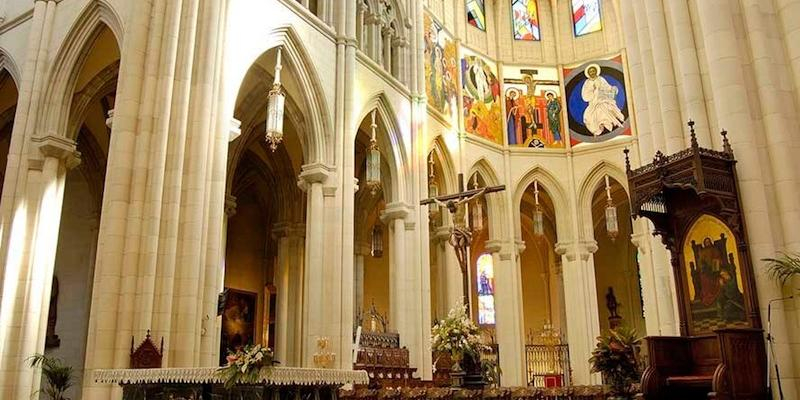El cardenal Osoro preside en la catedral una Misa funeral por la madre de Gil González Hernán
