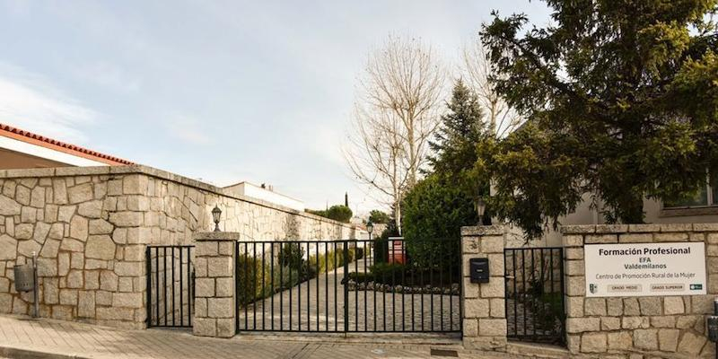 Monseñor Juan Antonio Martínez Camino visita el centro de formación profesional EFA Valdemilanos de Colmenar