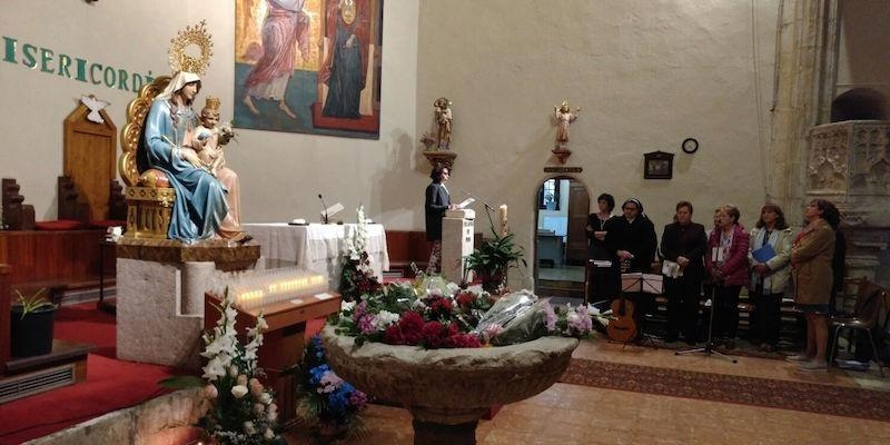 Canencia comienza sus fiestas patronales en honor a la Virgen del Castillo con su traslado en procesión a la ermita
