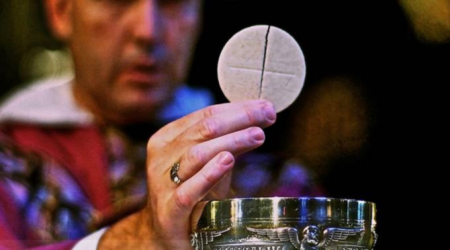 Vaticano establece medidas de control para evitar abusos contra la Eucarist&iacute;a
