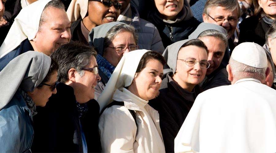 ¿En el Calvario nos permitiríamos tomar fotografías y hacer espectáculo?, pregunta el Papa