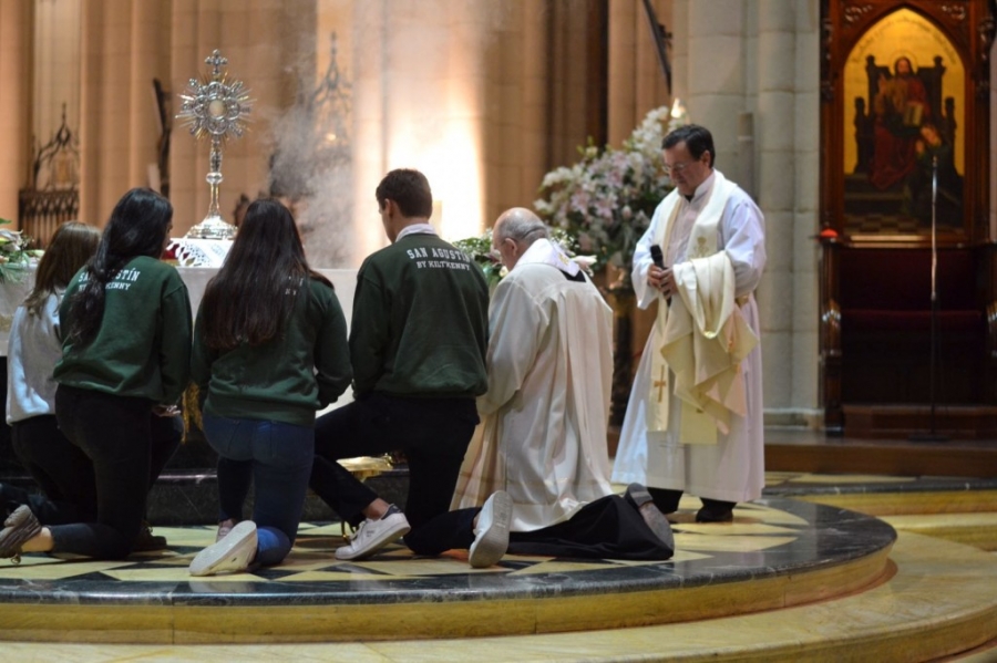 El cardenal Osoro comparte con jóvenes la primera vigilia de oración del año