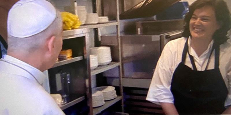 Teresa, voluntaria de C&aacute;ritas, ante el Papa Le&oacute;n XIV: &laquo;Pas&oacute; del Palacio Real a la cocina de CEDIA, qu&eacute; gesto de humildad&raquo;