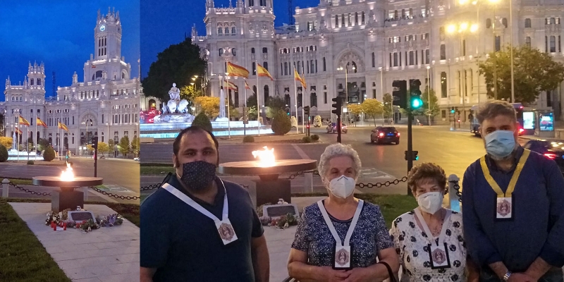 La hermandad Nuestra Señora del Carmen de Vallecas realiza una ofrenda floral en recuerdo de las víctimas de la pandemia