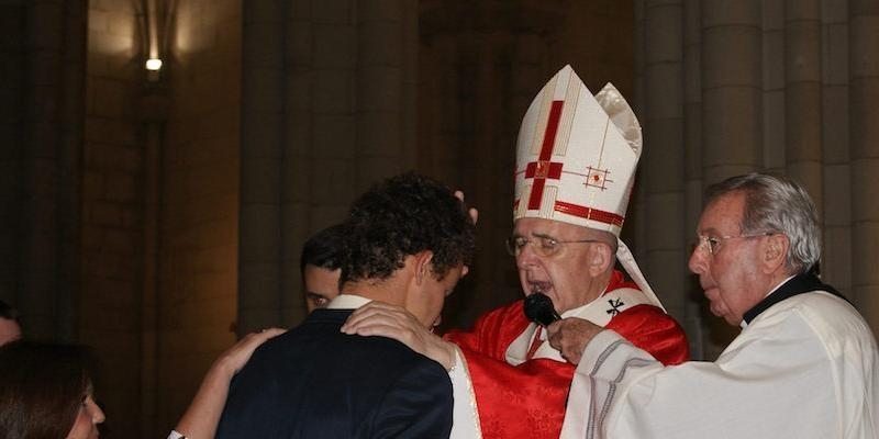 El cardenal Osoro imparte en la catedral el sacramento de la Confirmación a jóvenes universitarios