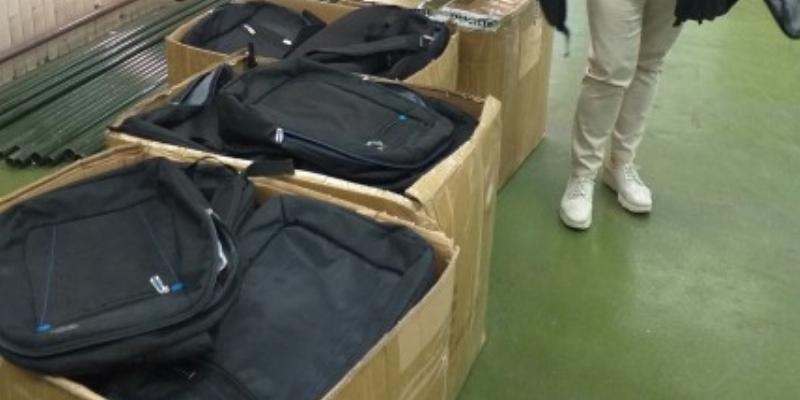 Deloitte dona 200 mochilas para los proyectos de menores de Cáritas Vicaría III y Vicaría VIII