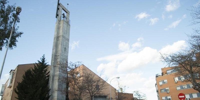 El vicario episcopal de la I administra el sacramento de la Confirmaci&oacute;n en Nuestra Se&ntilde;ora de Loreto