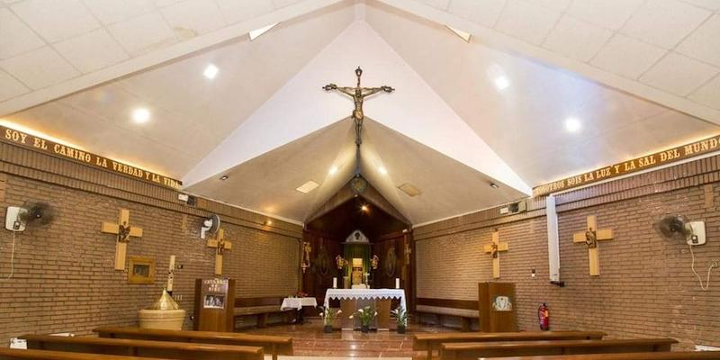 Juan Pedro Guti&eacute;rrez administra el sacramento de la Confirmaci&oacute;n en Santa In&eacute;s de Villaverde Alto