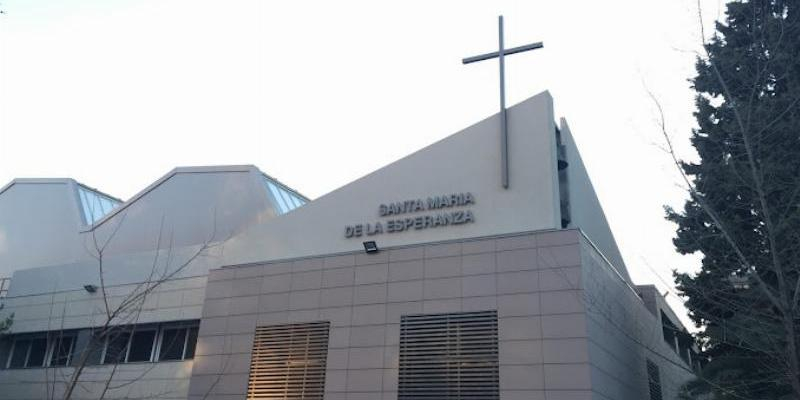 Una joven recibe la iniciación cristiana en Santa María de la Esperanza del barrio del Pilar