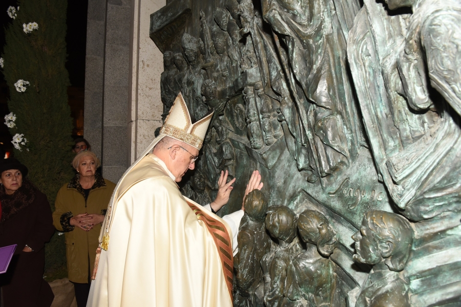 Monse&ntilde;or Osoro anima a acoger, cultivar y anunciar la misericordia tras abrir la Puerta Santa