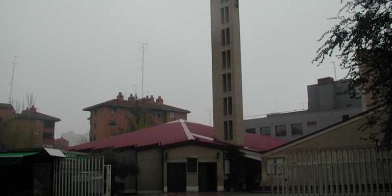 Gabriel Benedicto administra el sacramento de la Confirmaci&oacute;n en San Leandro