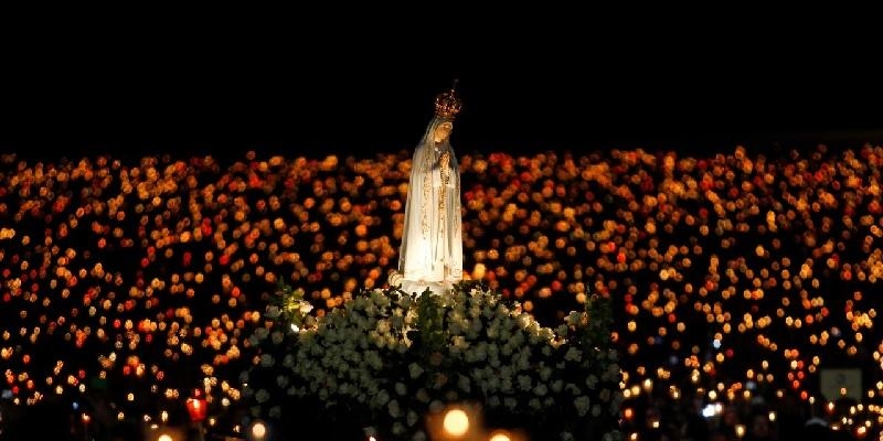 Presentaci&oacute;n de Nuestra Se&ntilde;ora ayuda a los fieles a rezar el rosario