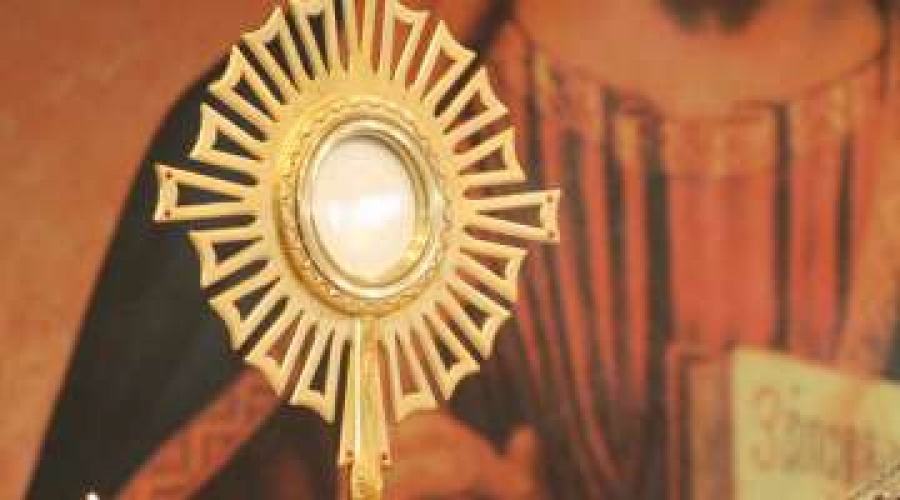 Roban sagrario con hostias consagradas en iglesia de Brasil