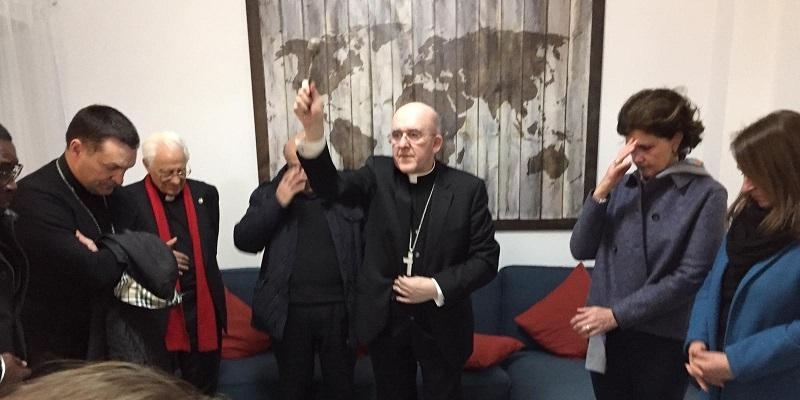 El cardenal Osoro bendice un hogar para los voluntarios de Mensajeros de la Paz en Roma