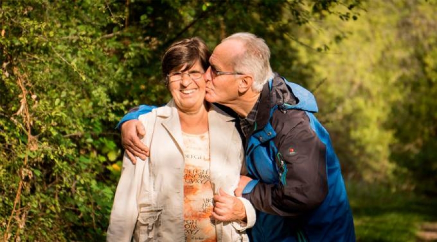 La sabidur&iacute;a de los abuelos no se halla en la biblioteca ni en internet, afirma arzobispo