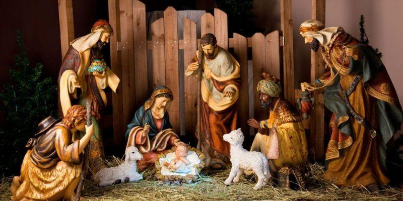 El padre Ángel Camino comparte la alegría de la Navidad con los sacerdotes de la residencia Virgen del Refugio