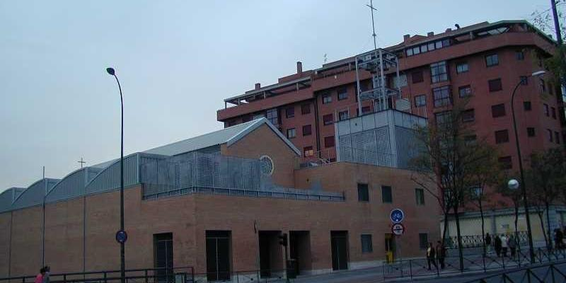 Monse&ntilde;or Jes&uacute;s Vidal administra el sacramento de la Confirmaci&oacute;n en Nuestra Se&ntilde;ora de Europa