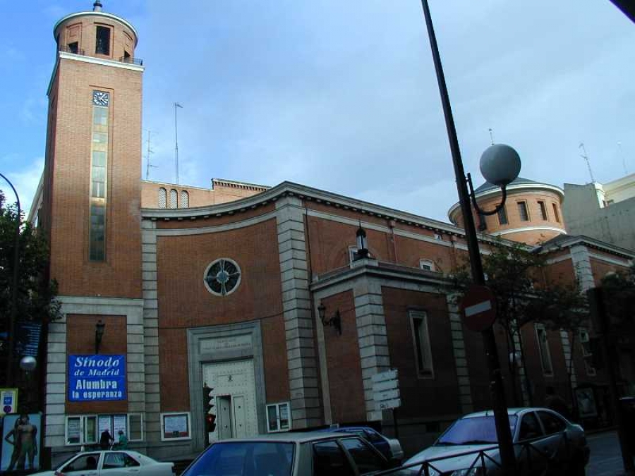 El arzobispo preside una oraci&oacute;n de Taiz&eacute; en la cripta del Inmaculado Coraz&oacute;n de Mar&iacute;a