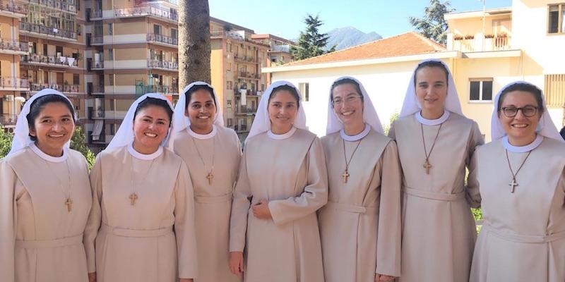 La hermana Frida en el centro, junto con las hermanas con las que se preparó para la profesión perpetua en Roma